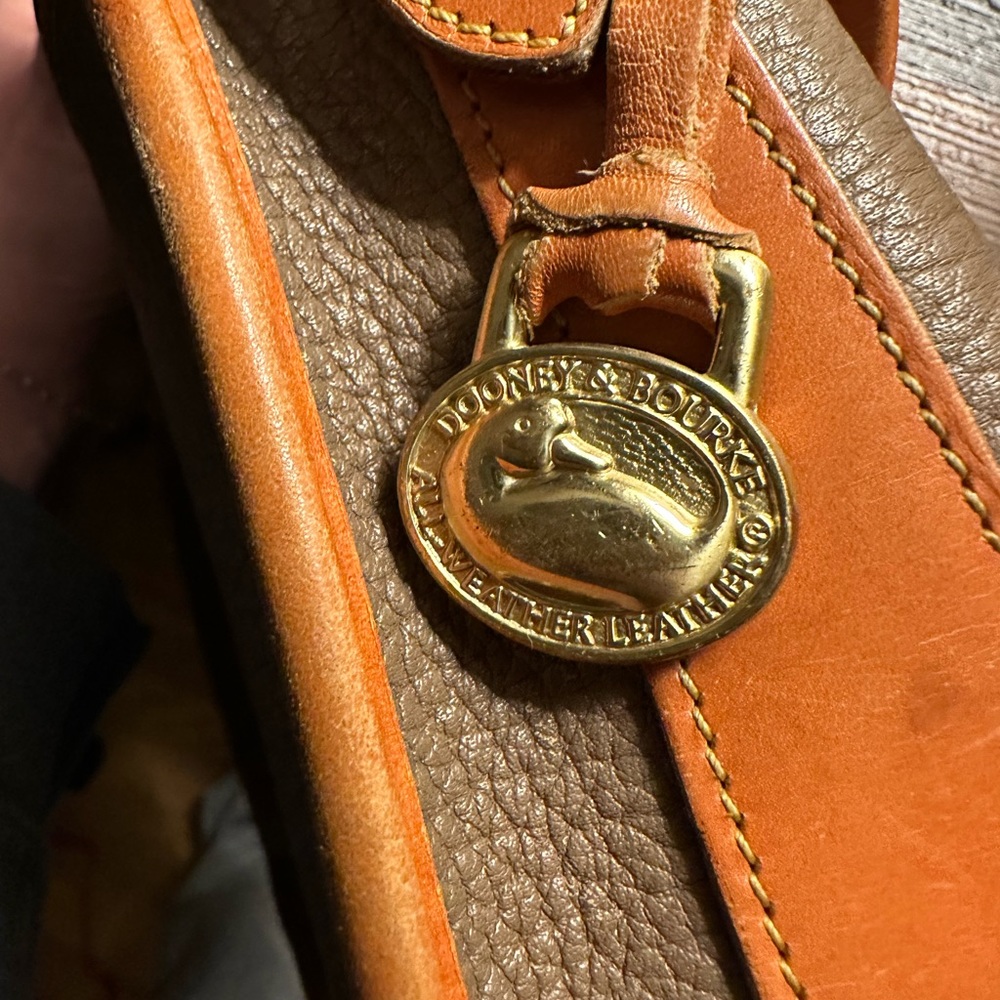 DOONEY AND BOURKE VINTAGE 1992 TAUPE PEBBLED LEATHER CROSSBODY - Picture 6 of 15